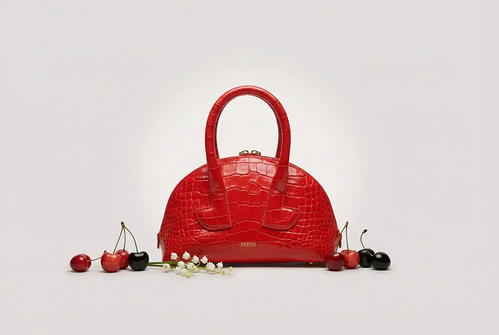 Photoshoot IA sac à main rouge packshot luxe